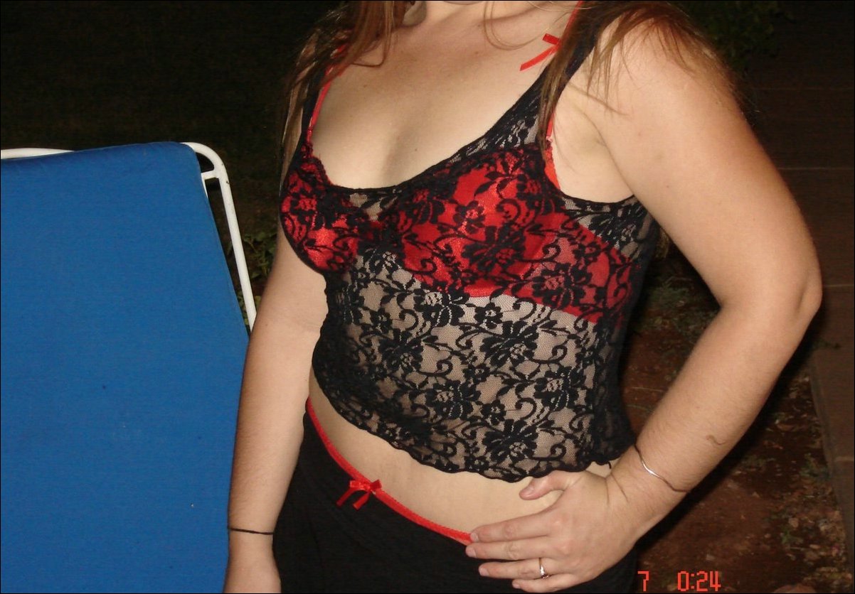 Geile Exfreundin mit durchsichtigem Oberteil