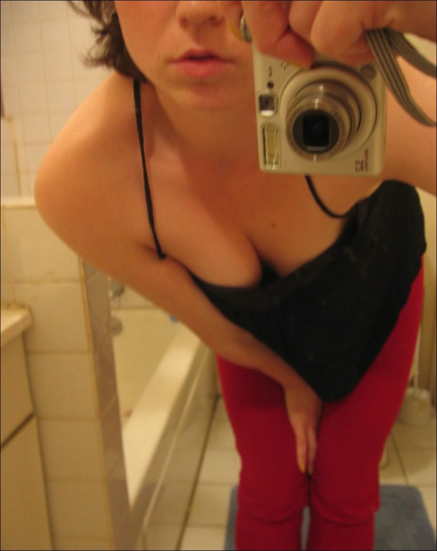 Geiles Selfie im Badezimmer mit tiefem Einblick