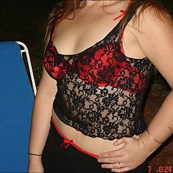 Geile Exfreundin mit durchsichtigem Oberteil