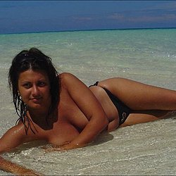 Geiles Urlaubsfotos oben ohne im Wasser liegend